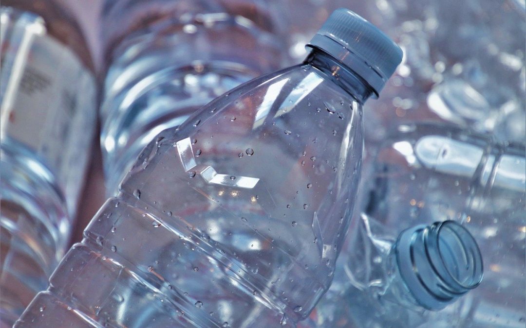 Cuanto plástico consumes en agua embotellada